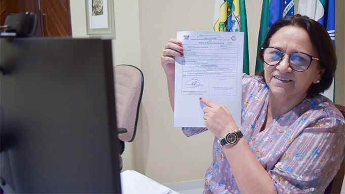Imagem 1 -  A governadora Fátima Bezerra lembrou da mãe, durante o discurso, porque ela era parteira voluntária em Palmeiras, no Estado da Paraíba, onde nasceu. Ela ressaltou a importância do Hospital Regional da Mulher para fortalecer os serviços de saúde da mulher e também as universidades públicas com cursos voltados para a área da saúde, e cobrou da construtora da obra para entregar dentro do prazo previsto, ou seja, até junho de 2022.