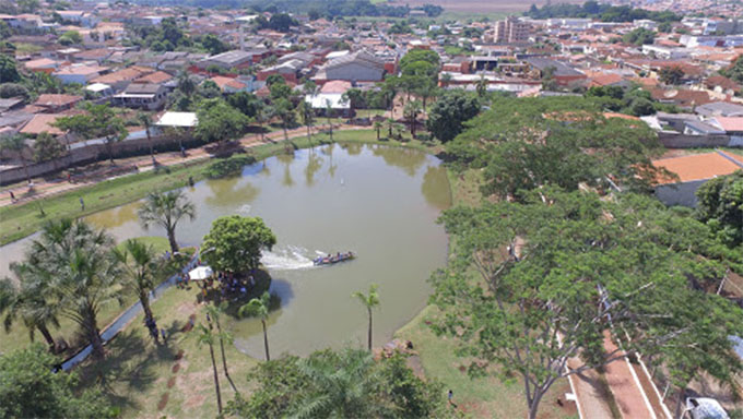   Município distante 315 km da capital São Paulo, Serrana fez parte de um estudo científico do Instituto Butantan para analisar os efeitos da vacina CoronaVac; Para tanto, concluiu a vacinação neste domingo de 28 dos 45,6 mil moradores do município; A pesquisa começou no dia 17 de fevereiro e termina no final da tarde deste domingo, 11; O tema é reportado pelo G1 