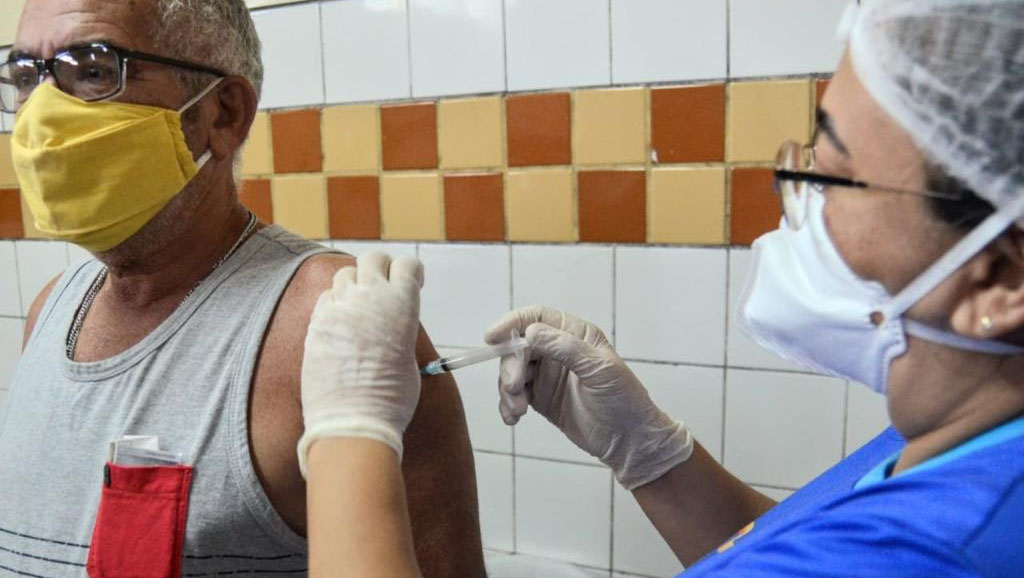   Covid-19: Mossoró conclui mais um final de semana com 2.361 doses de vacinas aplicadas. O município segue em ritmo acelerado na vacinação de sua população. Dez Unidades Básicas de Saúde abriram no final de semana para receber o público-alvo da campanha de vacinação. A secretária da Secretaria de Saúde, Dra. Morgana Dantas, relata que o trabalho desenvolvido pelos profissionais e voluntários resultaram numa vacinação rápida e eficiente, sem haver aglomeração.