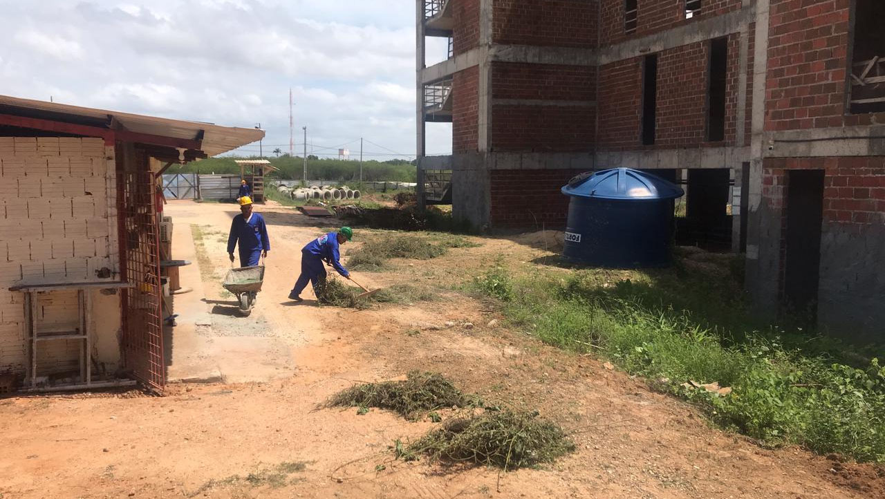   Obras do Hospital da Mulher são retomadas; prazo de conclusão é de 14 meses. Os trabalhadores estão na etapa de limpeza do canteiro de obras e manutenções preventivas, e a empresa responsável, CG Construções, está recrutando novos profissionais. “Até o final desta semana queremos estar com o maquinário aqui para dar início à escavação da lagoa. Paralelamente a isto, estamos fazendo recrutamento de equipe para, na segunda-feira, iniciar a parte de alvenaria, reboco interno, regularização de piso e impermeabilização”, descreveu o engenheiro da CG, Mário Marques. 