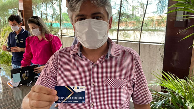   Artur Vale, do município de Governador Dix Sept Rosado, assinou parceria com a Fundação Guimarães Duque, da UFERSA, em Mossoró, para implantar o "cartão do servidor", sem anuidade, em sua cidade. Através deste cartão, o funcionário público vai poder comprar no comércio e contratar serviços para pagar 45 dias depois, sem juros; o gestor aposta no aquecimento dos negócios locais