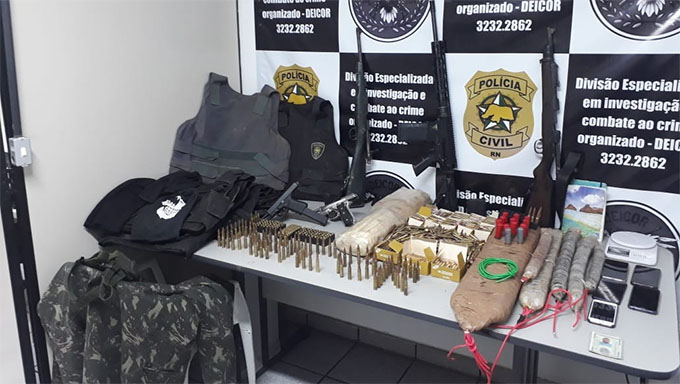   Com o criminoso Camilo Bombado, foi apreendido: 03 fuzis de calibres 5,56 e 7,62, aproximadamente mil munições calibre 5,56, 90 munições de calibre 7,62, 13 munições de calibre 12, 142 munições de calibre 9mm, mais de 20kg de explosivos, 6 coletes balísticos (sendo um da PMRN e outro da PCRN), balaclava e roupas utilizadas nas ações criminosas. Veja vídeo do local que Camilo Bombado escondia as armas.