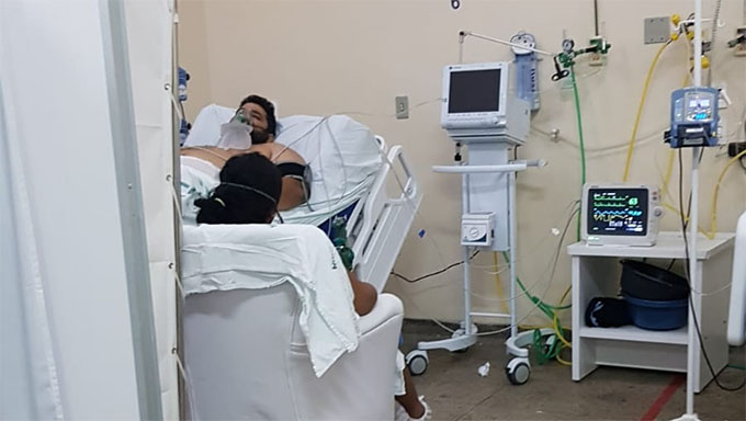   Noivos enfrentam a covid19 na UTI do Tarcísio Maia, em Mossoró. Primeiro foi Mikelangela que foi internada no HRTM com dificuldades para respirar há 14 dias e na noite deste domingo, dia 17, foi a vez do noivo dela, Camargo Luan, também ser internados na mesma UTI. Os dois pediram para ficarem pertos durante o tratamento contra a covid19. O sonho dela é se casar após a internação.