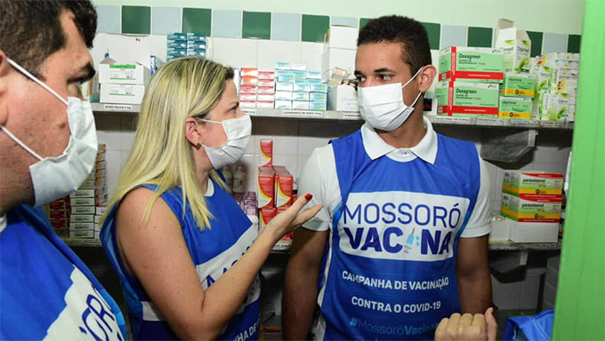   Neste domingo, 18, o prefeito Allyson Bezerra e a secretária Morgana Dantas, acompanharam a vacinação dos idosos na comunidade do Bom Pastor. Ele disse que tudo transcorreu dentro da normalidade, com agilidade, sem filas, com respeito ao cidadão mossoroense.  "E a cada dose aplicada, Mossoró segue avançando na vacinação e hoje, domingo, também foi dia de acompanhar a ação Mossoró Vacina nas nossas unidades de saúde", escreveu o prefeito Allyson Bezerra.