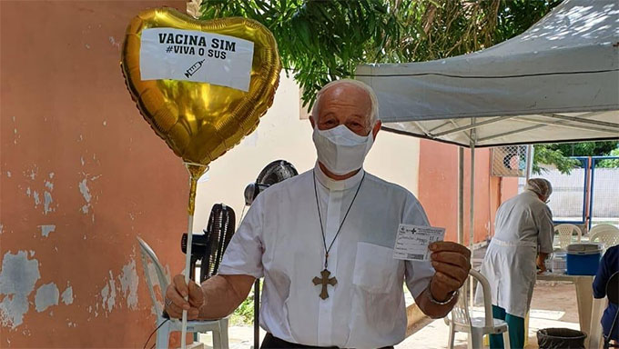   "Agradeço a Deus e ao SUS por esse momento. Convido você a tomar a primeira e a segunda dose. Essa é a única forma do Brasil sair dessa pandemia. Não tenha medo. A vacina é vida, é futuro, é esperança”, afirmou  Dom Mariano, que rezou o Pai Nosso e a Ave Maria com os servidores da UBS em favor dos profissionais de Saúde e das pessoas internadas com complicações da Covid-19.