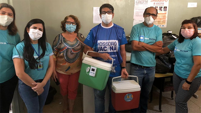   A continuidade ocorre após o município ter recebido 3.070 doses da vacina Astrazeneca/Oxford e 1.400 doses da Coronavac/Butantan. O imunizante estava previsto de ser entregue neste domingo, mas depois que o prefeito Allyson conversou com a governadora, ficou decidido que as vacinas seriam entregues neste sábado, 24, para continuar a vacinação em toda Mossoró