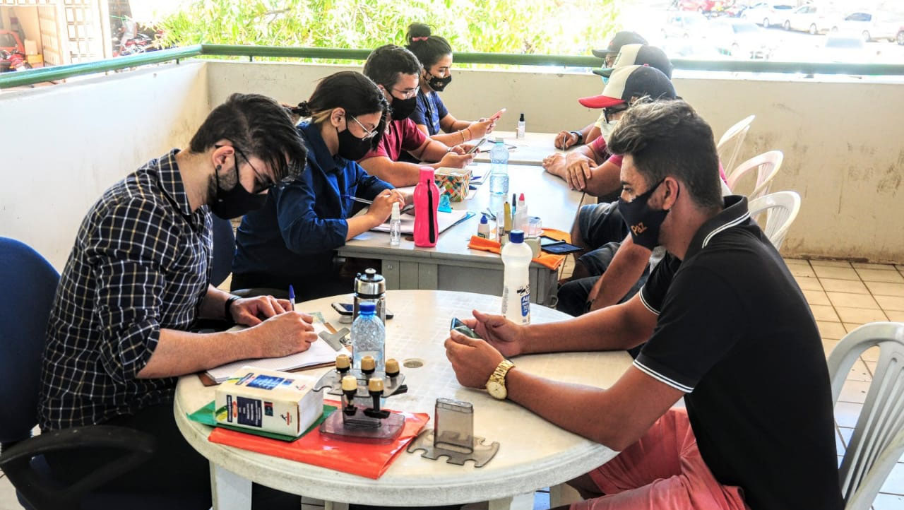 Imagem 1 -  Comerciantes do Vuco Vuco começam a ser cadastrados pela prefeitura. O processo de cadastro contempla as pessoas que possuem barracas e boxes em áreas públicas do mercado popular. A iniciativa faz parte do projeto de organização e ampliação do mercado.. "O nosso objetivo é fazer o estudo, realocando essas pessoas para que elas possam trabalhar de forma organizada, deixando livres as vagas de estacionamento, de passeio público, vagas de deficientes, corredores, área de drenagem”, explicou Juliana Rolim, gerente de fiscalização ambiental e urbanística.