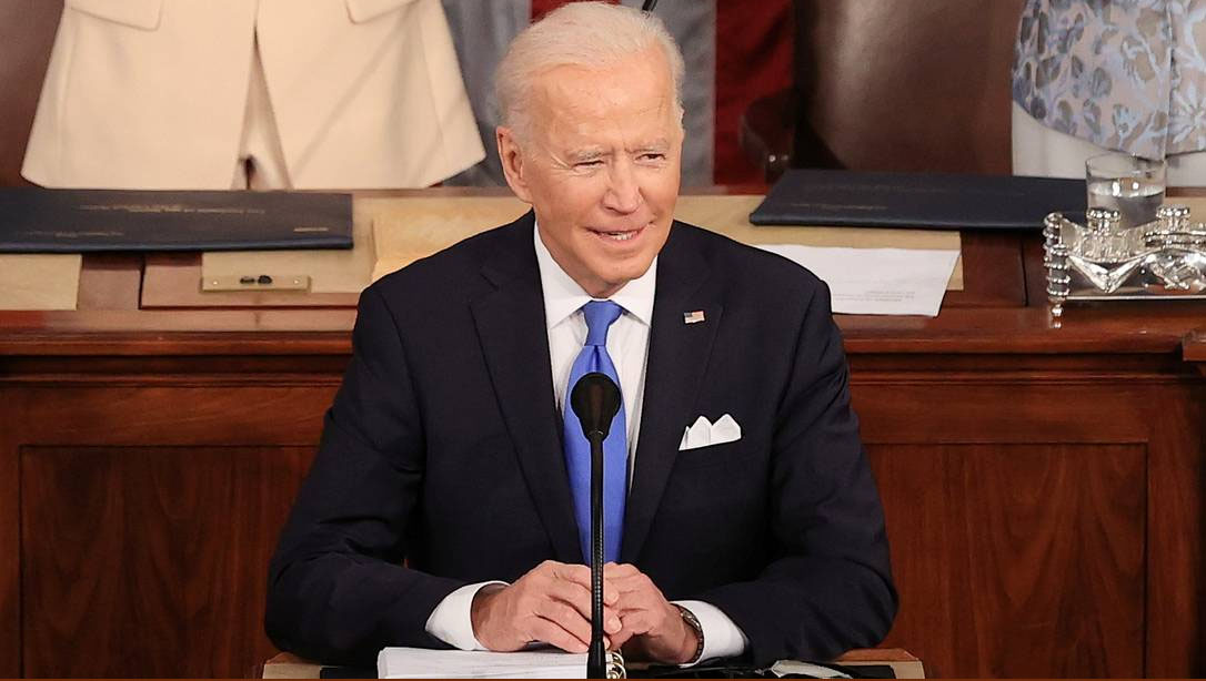   Biden decide apoiar suspensão de patentes; medida aumentaria oferta de vacinas. A postura reflete uma mudança histórica na postura do governo norte-americano em relação à propriedade intelectual e deixa o Brasil como um dos poucos países no mundo a defender a posição de que patentes não devam ser quebradas e que as atuais regras do comércio são suficientes para lidar com a crise sanitária.