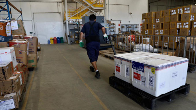   Carregamento está sendo dividido e será enviado no meio da tarde deste sábado para as regionais de saúde, que ficam responsáveis pela distribuição com os municípios de todas as regiões do Estado. Como este domingo é dia das mães, e provável que sejam aplicadas nos grupos prioritários que aguardam a segunda dose nesta segunda-feira, dia 10