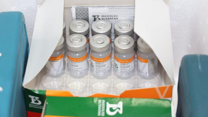   RN recebe novo lote com 33,8 mil doses da Coronavac nesta quinta, 13. Também serão enviadas pelo Ministério da Saúde mais 55.750 imunizantes da Astrazeneca/Fiocruz. De acordo com a Sesap, as doses da Coronavac serão voltadas em sua totalidade para atender a vacinação atrasada dos potiguares que aguardam a 2ª dose. A Secretaria enviará uma orientação aos municípios para completar o esquema vacinal. Este é o primeiro de dois lotes de Coronavac aguardados, a partir da articulação feita pelo Governo junto ao MS, incluindo contatos direitos da governadora Fátima Bezerra. 