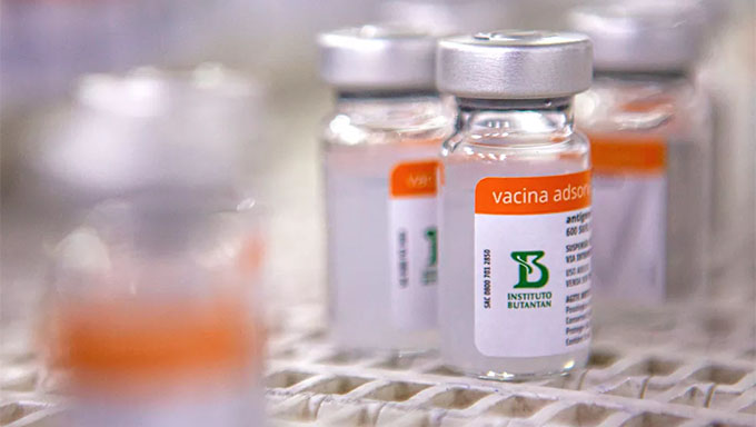   Organização Mundial da Saúde aprova uso emergencial da Coronavac . Com a aprovação emergencial da OMS, o imunizante pode passar a ser comprada e incorporada ao consórcio Covax Facility, para distribuição em escala global.  A autorização também abre o questionamento se brasileiros imunizados com a Coronavac passariam a ser aceitos em locais adeptos do "passaporte de vacinação".