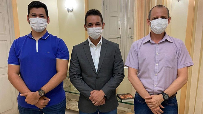   O jornalista Regi Carte (à direita) pediu desligamento do cargo no final da tarde desta sexta-feira, 4. Em comunicado, escreveu: "Cumpri minha missão como secretário de Comunicação Social. Ao concluir ciclo previamente definido, peço desligamento do cargo em razão de projetos profissionais anteriormente planejados e incompatíveis com a função de secretário, em face da grande demanda de obrigações"; Para o posto, o prefeito Allyson Bezerra (ao centro) escolheu Bruno Martins (de azul, à esquerda), que já está no Secretaria de Comunicação, no posto de Diretor Executivo