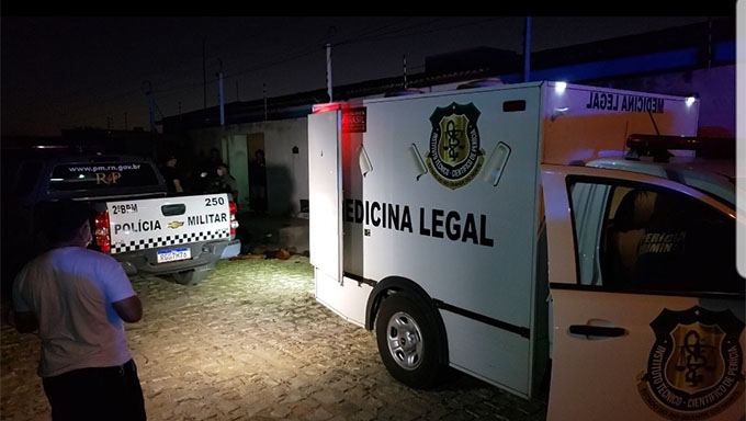   Primeira ocorrência teve como vítima Diego Ramon, de 30 anos, da Polícia Militar do Estado do Ceará, perto do Hotel Vitória Palace.  A segunda ocorrência foi no bairro Pousada das Thermas e teve como vítima Erikson Rutênnio, de 26 anos.  A terceira foi no bairro Alto da Conceição e a vítima foi o mecânico Emerson Carlos, de 32 anos.  Já por volta das 19h30, a dona de casa Maria Rita, de 51 anos, e a filha Maria Clara, de 16 anos, foram executadas dentro de casa no bairro Pousada das Thermas.  Veja fotos das vítimas e mais detalhes das ocorrências deste sábado, 5.