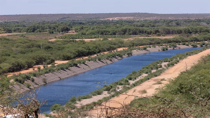   A missão da construtora Queiroz Galvão, por R$ 938.510.000,00, é construir os canais para trazer água do Rio São Francisco, que já se encontra na Paraíba, para a bacia hidrográfica Apodi-Mossoró, entrando no Rio Grande do norte pela Barragem de Pau dos Ferros