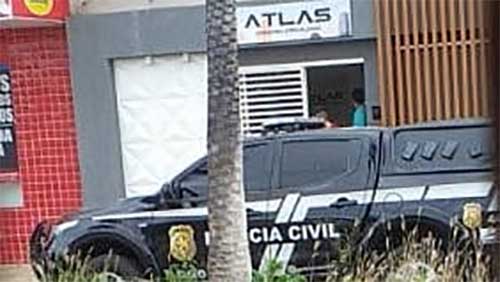   A prisão dos suspeitos foi efetuada pelo delegado e seus agentes ao meio dia desta terça-feira, 8, um dia antes da quadrilha fugir, deixando para trás dezenas de famílias com o sonho de comprar uma casa própria destruído. Eles estavam vendendo, sem autorização, casas da Caixa por 50% do valor, pedindo um adiantamento de 5%. Veja nomes acessando.