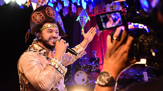   Para amenizar a saudade da tradição junina patrimônio cultural dos mossoroenses, o MCJ trouxe uma programação totalmente on-line para curtir com segurança em casa. Na abertura, os shows on-line foram transmitidos diretamente do palco do Teatro Municipal Dix-Huit Rosado, onde acontecem as apresentações do Polo Estação das Artes.  Já os shows de bandas e artistas do Polo Cidadela foram realizados a partir do palco do Teatro Lauro Monte Filho. Nilson Vianna, Beth e Jamir, André Luví, João Neto Pegadão e Gianini Alencar comandaram o Pingo.
