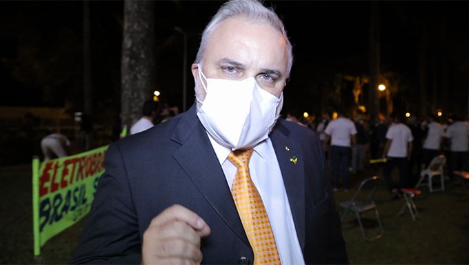   Segundo Jean Paul Prates, o risco de aumentar a conta de luz em até 3 vezes continua presente na proposta. "O relator não retirou nenhum "jabuti" e ainda pendurou mais uns três ou quatro do relatório", explica. Relator da Medida Provisória ditando os termos de privatização da Eletrobras, Marcos Rogério, do DEM-RO, entregou a proposta em cima da hora, deixando os senadores irritados. Diante do quadro, a votação ficou para esta quinta-feira, 17