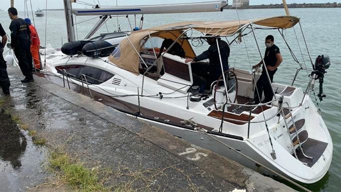   A operação, que contou com policiais federais do Rio Grande do Norte e de Pernambuco, decorreu da troca de informações entre as agências estrangeiras, a PF e a Marinha do Brasil que identificaram o transporte da droga em um barco que teria partido da Europa (Portugal) e que foi localizado com o emprego do Navio-Patrulha Oceânico Araguari.   Quando da abordagem e revista do veleiro, dois tripulantes, um russo e um esloveno foram presos. A embarcação, bem como a carga e os homens detidos seguiram sob escolta para a Superintendência da PF em Pernambuco onde chegaram na manhã desta sexta-feira, 18/6. 