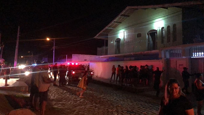   Vítimas Adson e Ivisson, que são vendedores de Aracaju-SE, estavam assistindo TV, quando os assassinos se aproximaram já atirando; Adson morreu no local e Ivison ainda foi socorrido, mas não resistiu aos ferimentos no HRTM;  ITEP aguarda familiares para fazer a identificação dos dois; Caso deve ser investigado pela Divisão de Homicídios de Mossoró.
