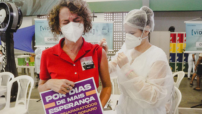   Após tomar a vacina, Isolda dedicou o gesto às pessoas vítimas da Covid-19 e às famílias que perderam parentes. Ela lembrou especialmente do amigo Felipe Caetano, professor da Universidade do Estado do Rio Grande do Norte (UERN) que faleceu em dezembro de 2020 em decorrência da Covid-19. Os dois trabalharam juntos na Secretaria Municipal de Cultura de Mossoró. “Felipe, onde você estiver, eu sei que você está lutando. Se a vacina tivesse chegado antes, você estaria aqui", disse Isolda.