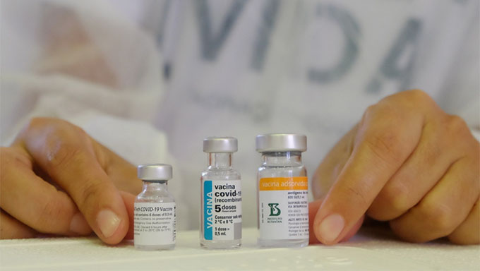   O público pode procurar o ginásio do Sesi ou uma das 10 unidades básicas de saúde abertas neste fim de semana. A vacinação ocorre das 8h às 16h.  Alguns documentos são necessários para recebimento da primeira dose. Pessoas incluídas na faixa etária 45 anos ou mais devem apresentar originais e cópias de documento oficial com foto, comprovante de residência e cartão de vacina (se houver).