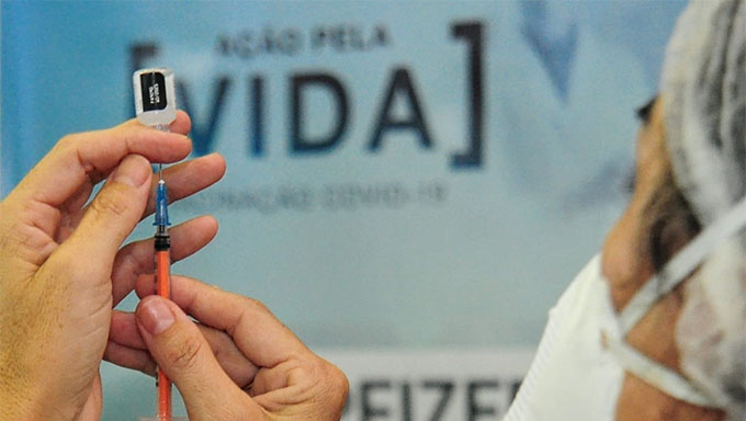   “Melhoramos o quadro da pandemia no Estado porque estamos acelerando o processo de imunização. Realizamos Dias D e mutirões para as grávidas e puérperas, os agentes da segurança, e vamos avançar na imunização dos trabalhadores da Educação. A vacina é o caminho mais seguro para avançarmos no combate à pandemia”, disse a governadora Fátima Bezerra.