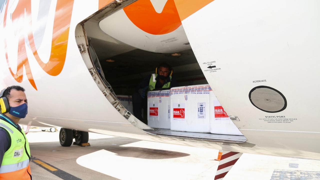   Vacinas que chegaram ao RN nesta quarta serão destinadas a primeira dose. O lote com 67 mil vacinas da Astrazeneca chegou no final da manhã desta quarta-feira (30). A Sesap disse que está organizando a distribuição das vacinas, para que as doses cheguem o mais rápido possível aos municípios. Informou, ainda, que um novo lote de vacinas da Pfizer, com 17.5050 doses, está previsto para chegar na manhã desta quinta-feira (1º).
