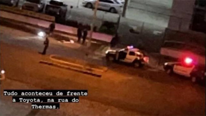   Em NOTA DE PESAR, o DCE Maria Romana, da UFERSA, informa que o universitário Luan Carlos Melo Barreto, de 23 anos, estava se dirigindo de sua casa no Redenção, numa moto XRE, para buscar a namorada que trabalha na A&C, no Centro de Mossoró, quando teria sido baleado pela Polícia em frente a Toyolex, que fica na Avenida Lauro Monte Filho; A versão é diferente do que foi narrado pela Polícia, de que os policiais haviam o encontrado caído e o socorreram para o HRTM, onde ele não resistiu aos ferimentos