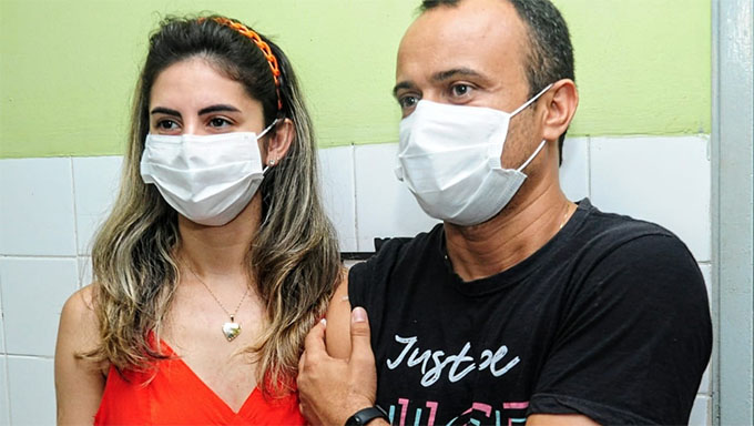   O casal de empresários Gisliane e Ralson Freire foram juntos para a sala de vacina e também foram vacinados dentro do critério da faixa etária em vigor até a manhã do domingo, dia 4, em Mossoró. “Estávamos ansiosos e agora o sentimento é de gratidão”, afirma Gisliane.