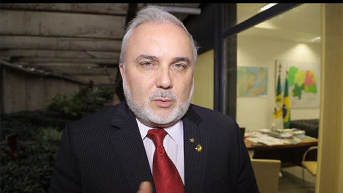   PL do Senador Jean que inclui gestantes, lactantes e puérperas no PNI é aprovada na Câmara. “Com grande honra celebramos a aprovação do nosso PL 2112 pela Câmara dos Deputados. A proposta inclui as lactantes, gestantes e puérperas como prioridade na vacinação da Covid-19 e foi aprovada pelo Senado Federal. Essa é uma luta conjunta, articulada a partir do movimento #LactantesPelaVacina do qual tivemos a honra de poder ser o instrumento para viabilização do projeto” afirma o Senador.