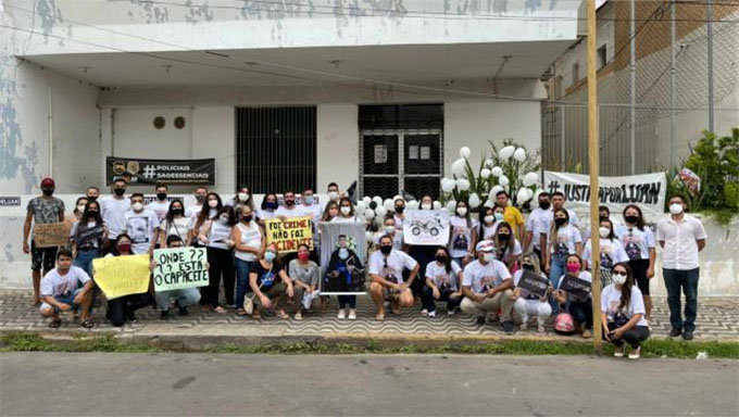   O DCE-UFERSA aponta que Luan Carlos foi cruealmente assassinado pela Polícia Militar; Os três policiais afastados pelo Comando do II BPM negam. Dizem que quando chegaram ao local já encontraram a vítima caída ao chão e que o levaram para o HRTM porque acreditavam que se tratavam de acidente. A Polícia Militar e Civil tem 30 dias para concluir as investigações e indiciar ou não suspeitos do crime; Neste domingo, familiares e amigos realizaram protesto pedindo justiça, saindo do Redenção a Divisão de Homicídios, no Centro de Mossoró (FOTO).