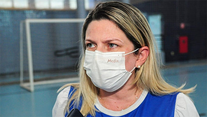  "Convocamos esses mossoroenses que estão nessa faixa etária de 35 a 39 anos, bem como as pessoas de 33 e 34 anos, que ainda não tomaram sua dose da vacina, para comparecerem até as unidades de saúde neste domingo, ou ao Sesi durante a semana, para receberem a sua dose", afirma a secretária municipal de Saúde, Morgana Dantas, ao lado do prefeito Allyson Bezerra em visita aos postos de vacinação neste sábado, 17