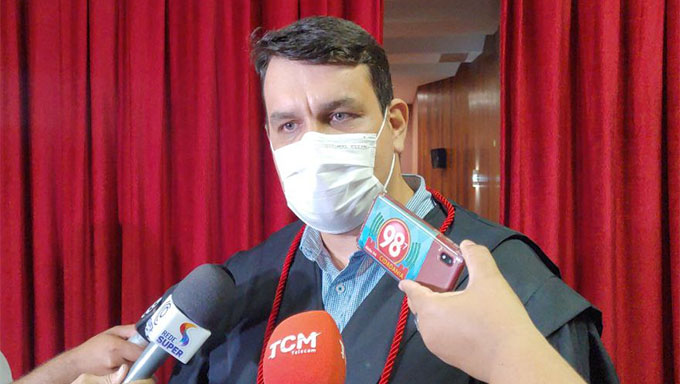   "O crime foi bárbaro, porque eles atiraram no rapaz ( Dayro Magdyeel Barbosa Ferreira, de 24 anos) e não deixaram ninguém socorrer. Deixaram lá o menino agonizando na frente da mãe. Uma enfermeira tentou socorrer e eles proibiram. Disseram que ninguém ajudasse. Que deixasse ele agonizando mesmo até morrer...", explica o promotor de Justiça Carlos Henrique Happer Cox.