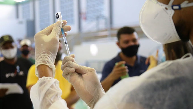   Alguns documentos são necessários para recebimento da primeira dose. Pessoas incluídas na faixa etária 30 anos ou mais devem apresentar originais e cópias de documento oficial com foto, comprovante de residência e cartão de vacina (se houver) nos cinco pontos de vacinação neste domingo, 25