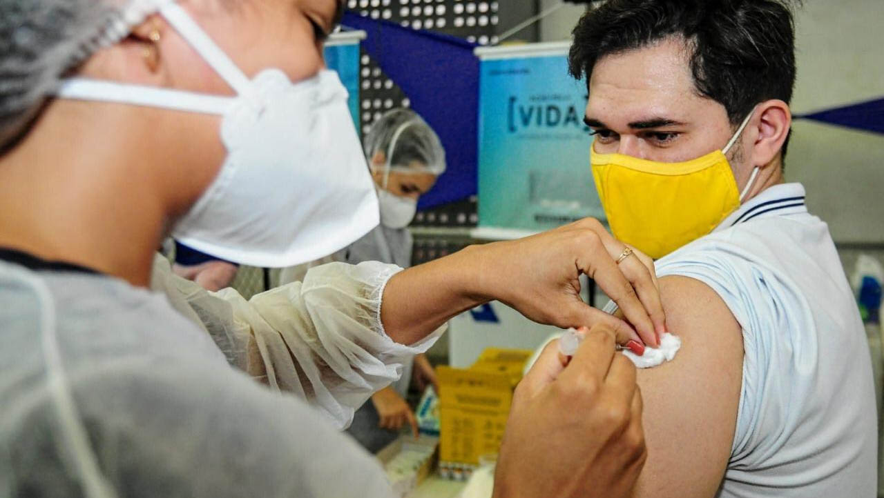   Mossoró suspende temporariamente aplicação da D1 contra a Covid-19 por falta de doses. Todas as doses disponíveis no município, que chegaram na quinta-feira (21), foram aplicadas durante o final de semana. Ao todo, a campanha Mossoró Vacina aplicou 5.378 doses contra a Covid-19 no sábado (24) e domingo (25). A secretaria de saúde aguarda, agora, o envio de novos lotes de imunizantes para reabrir a vacinação com a D1. Lembra, ainda, que segue a aplicação da D2 da Coronavac e Astrazeneca e dose única da Janssen para caminhoneiros. 