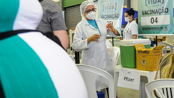   Grávidas que tomaram 1˚ dose da Astrazeneca podem completar a imunização com a Pfizer. A orientação foi emitida em nota técnica enviada pelo Ministério da Saúde a Secretaria de Estado da Saúde Pública (Sesap), que disse que vai seguir a orientação. De acordo com a pasta, ainda não existe um prazo definido para que essa segunda dose seja aplicada.  Ainda segundo a Sesap, a Câmara Técnica ainda vai alinhar quando o esquema de intercambialidade (aplicação de duas doses diferentes de vacinas) terá início aqui no estado.