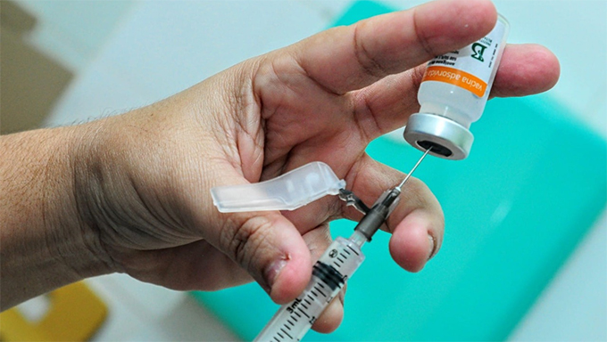  Ministério da Saúde anuncia vacinação para Adolescentes de 12 a 17 anos contra Covid. Segundo o Ministério da Saúde, a prioridade será para adolescentes com comorbidades após toda a população de 18 anos ou mais receber ao menos uma dose de imunizante. O anuncio foi feito nesta terça-feira (27), através de um comunicado assinado pelo ministério da Saúde e órgãos gestores do sistema único de saúde (sus).