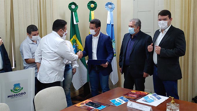   O prefeito Allyson Bezerra destacou que as duas empresas, com o Selo do Sistema Brasileiro de Inspeção dos Produtos de Origem Animal (SISBI/POA). vão ampliar o mercado de consumo de seus produtos de 300 mil habitantes para mais de 200 milhões, que é a população do Brasil. “Essas empresas são genuinamente da nossa cidade. Foram criadas aqui e estão empregando mossoroense e agora vão ampliar seu mercado, gerar mais empregos e renda”