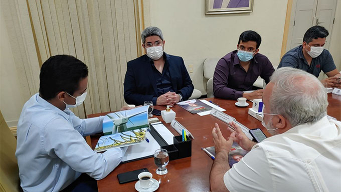   A agenda do Senador Jean Paul Prates também contou com visita a UERN, ao Hospital Tarcísio Maia, ao mercado da Cobal, a Fazenda São João, ao Sítio Picada I, e esteve na casa da eleitora Genir Brito, no Abolição III. Ao prefeito Allyson Bezerra, o senador Jean Paul Prates propôs parceria para instalar em Mossoró, nas escolas, o projeto Areninhas Potiguares nas escolas