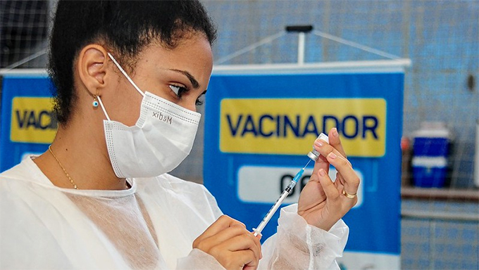   "Estávamos vacinando com a D1 desde a manhã de domingo passado, dentro da campanha Mossoró Vacina. Só no domingo foram aplicadas 3.014 doses, já que anunciamos que os jovens de 23 anos ou mais podiam tomar a vacina. A procura foi muita boa, de forma que atingimos a meta de imunizar o mais rápido possível esses jovens", disse Morgana Dantas, secretária de Saúde de Mossoró. A titular da pasta ainda ressalta que o município depende da disponibilidade de vacinas que são enviadas pelo Ministério da Saúde para o Estado. "Vacinamos conforme a disponibilidade de doses. Logo, estamos aguardando mais doses que devem chegar provavelmente amanhã (11). Assim, que tiver vacina, Mossoró Vacina", explica a secretária.