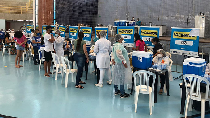   O anúncio foi feito pelo prefeito Allyson Bezerra e a Secretaria Morgana Dantas no início da manhã deste domingo, 15, no Ginásio Municipal Pedro Ciarlini. Nesta segunda-feira, 16, também terá vacinação no Ginásio do Sesi; O cidadão pode agilizar o processo, fazendo o cadastro no RN Mais Vacina e pode ajudar a quem precisa levando um quilo de alimento não perecível.