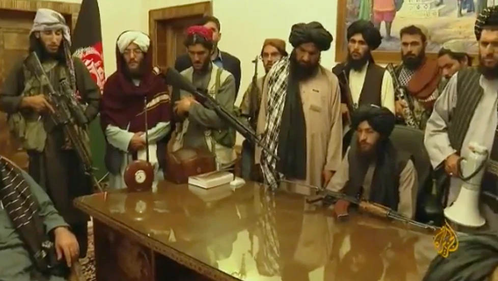   Após tomada de Cabul pelo Talibã, veja como está a situação no Afeganistão. O grupo radical islâmico tomou a capital neste domingo, quando entrou no palácio presidencial, horas depois que o ex-presidente Ashraf Ghani fugiu do país. Se for como foi nos anos 1990, o retorno do Talibã significará uma deterioração das liberdades civis, especialmente para mulheres e meninas cujas liberdades foram ampliadas nos últimos anos. Também pode resultar no resurgimento de grupos terroristas, como a Al-Qaeda. Inclusive, os EUA temem novos ataques às vésperas do aniversário de 20 anos do 11 de setembro.