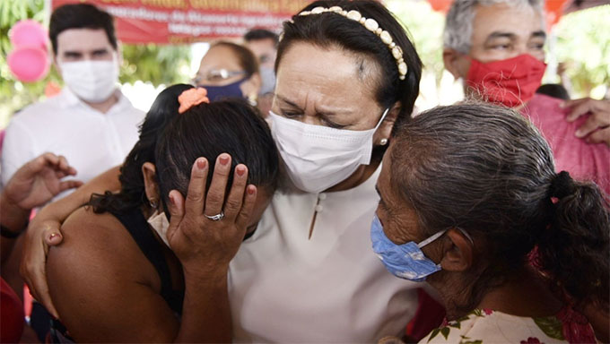   Medida atende a famílias que ocupam os imóveis há 35 anos e vivem em situação de vulnerabilidade social. Fátima Bezerra disse que o Governo criou uma comissão composta por representantes da Companhia Estadual de Habitação e Desenvolvimento Urbano (Cehab) e secretarias de Ação Social, Administração, Planejamento e PGE para destravar as pendências. "A comissão não era para enrolar vocês. Era para achar o caminho. O governo vai pagar R$ 3 milhões pelos imóveis e entregar a vocês."    Ela acrescentou que o Estado tem o dever de atender as populações mais carentes. 