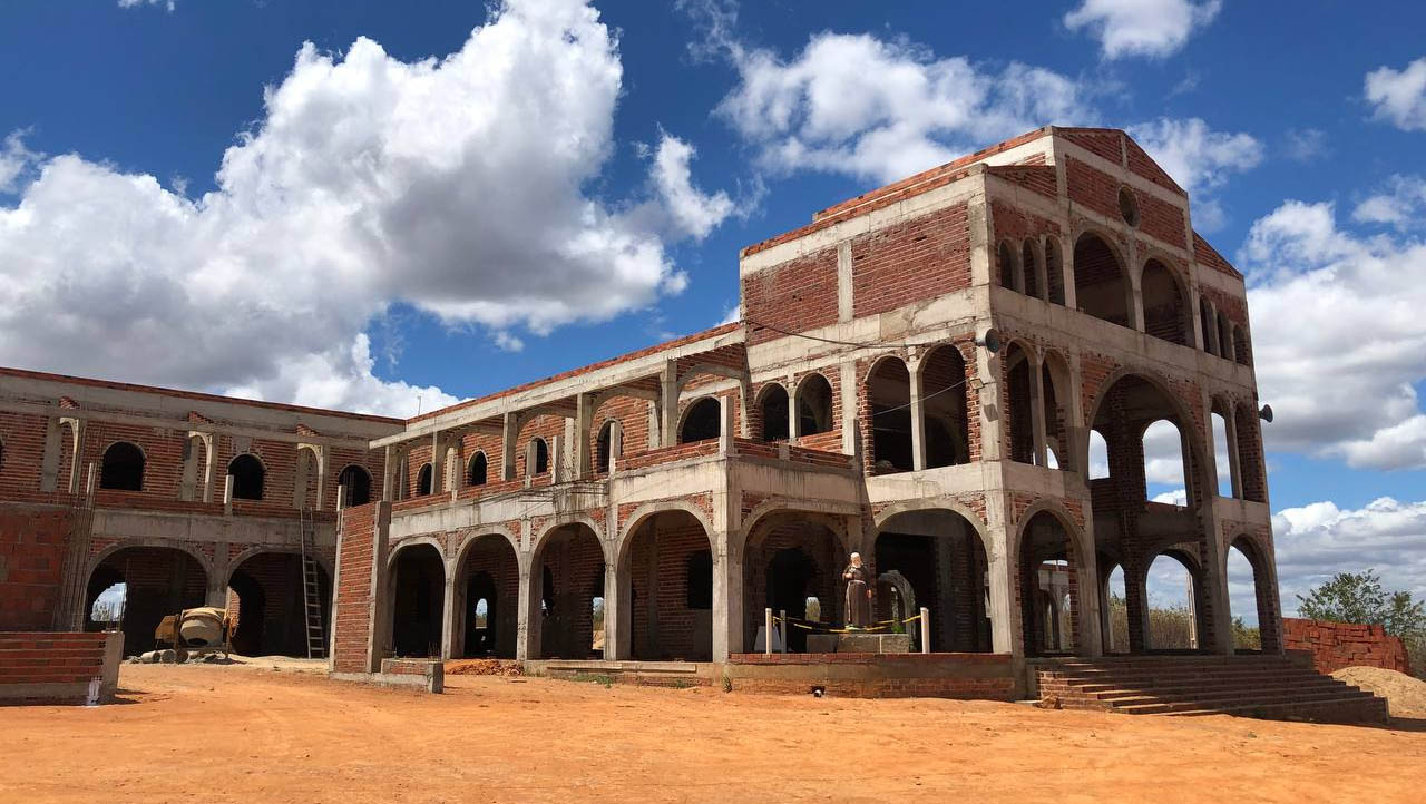   O templo está sendo construído em um terreno de 10,8 hectares, doado por uma devota de São Miguel. A obra foi iniciada em 2016 e vem sendo totalmente realizada com doações de fiéis. Atualmente o local já está coberto e serão iniciadas as obras do piso. A previsão é que seja concluído nos próximos 4 anos. De acordo com o historiador Renê Guida, que acompanhou a equipe do Mossoró Hoje nesta visita, missas já estão sendo realizadas nos domingos, no local da construção, atraindo fiéis de diversas cidades da região. A expectativa é que o memorial se torne um santuário, após a canonização do Frei Damião.