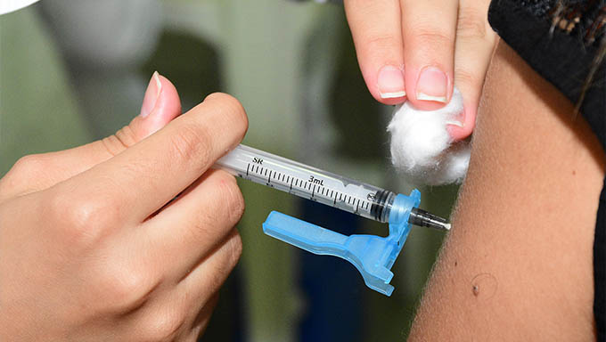   A novidade é a antecipação da segunda dose para quem tomou a D1 há 58 dias ou 8 semanas. Segundo o coordenador de Imunização, Etevaldo Lima, a aplicação foi antecipada para conter a variante Delta.  “O público que tomou a sua primeira dose há 8 semanas já pode antecipar a segunda dose. Teve essa redução, haja vista a variante Delta, então é importante que a população busque essa proteção contra a Covid”, destacou Etevaldo Lima.