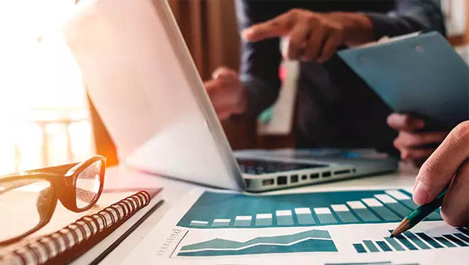   Gestão financeira de uma empresa pode ser algo bastante trabalhoso. Isso porque existem fatores internos e externos que podem influenciar em seu rendimento, como a tendência de consumo do mercado, as oscilações de ações, entre outras