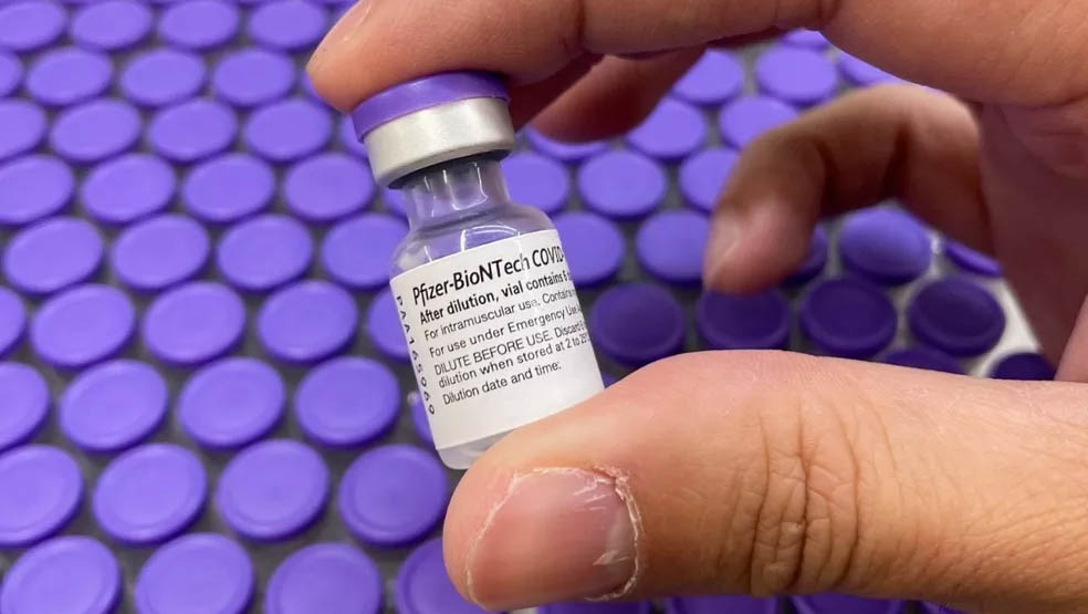  RN recebe 86.580 doses da Pfizer; vacina é a única autorizada para aplicação em adolescentes. Todo o carregamento é voltado para a primeira dose e deverá ampliar o atendimento ao público de 12 a 17 anos de idade, que iniciaram sua vacinação no Rio Grande do Norte na semana passada. Até as 11h20 desta segunda-feira (13), 3.340.743 de doses de imunizantes contra a Covid-19 já haviam sido aplicadas no estado. Para esta semana, a Sesap aguarda também o envio por parte do Ministério da Saúde do carregamento de vacinas que serão destinadas à dose de reforço dos idosos.