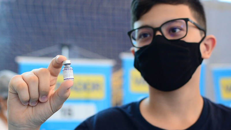   Mossoró abre vacinação contra a Covid-19 para adolescentes com 17 anos+ sem comorbidades. Por meio de sua conta oficial no Instagram, o Prefeito Allyson Bezerra anunciou o início da vacinação para este público. Os adolescentes que estão nessa faixa etária devem se dirigir ao Ginásio do Sesi. A vacinação segue até as 16h. A aplicação das doses também segue apenas adolescentes com 12 anos ou mais que possuem algum tipo de comorbidade.