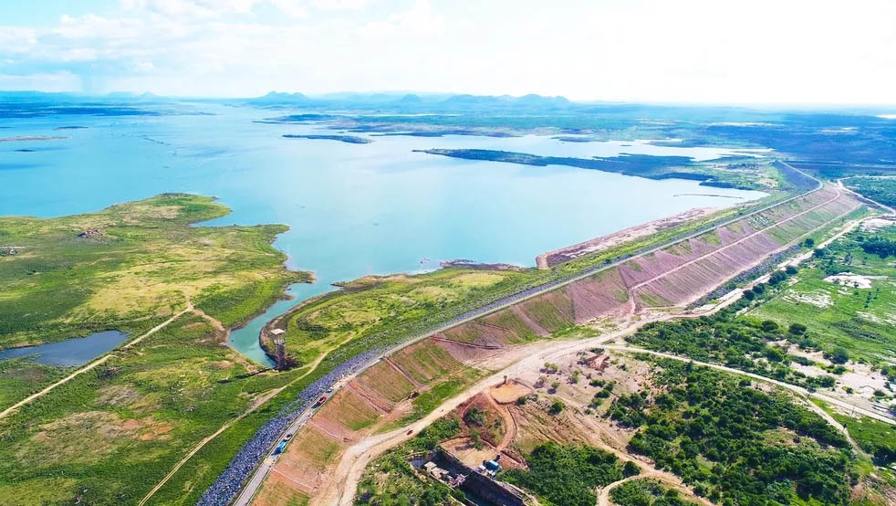   Barragem Armando Ribeiro Gonçalves segue com volume superior a 50% de sua capacidade. De acordo com o Relatório do Volume dos Principais Reservatórios Estaduais, divulgado nesta quarta-feira (15), o maior reservatório do RN acumula 1.258.136.519 m³, correspondentes a 53,02% da sua capacidade total, que é de 2.373.066.510 m³. No mesmo período de setembro de 2020, no entanto, o manancial estava com 1.455.429.403 m³, equivalentes a 61,33% do seu volume total. As reservas hídricas superficiais totais do RN somam 1.954.629.994 m³, percentualmente, 44,66% da sua capacidade total.