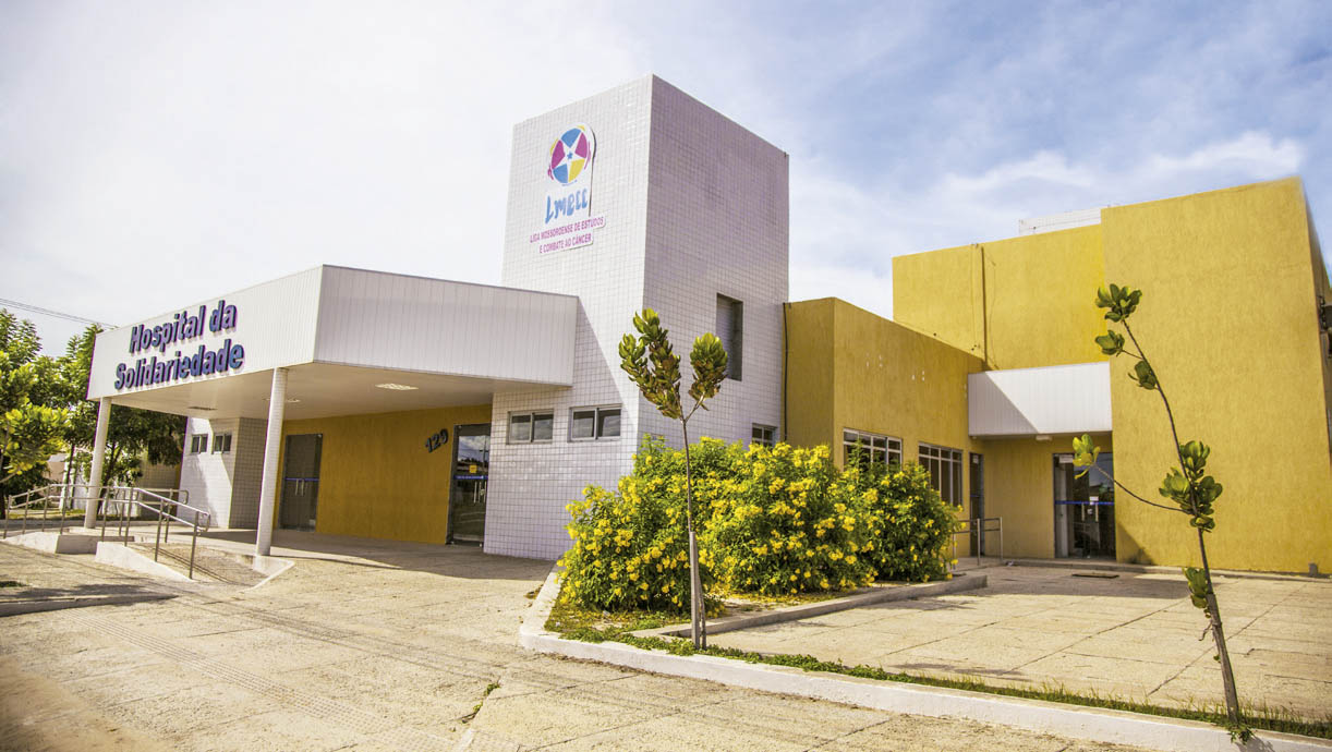   Após pagamento do governo, Liga Mossoroense informa que serviços serão retomados na segunda (20).  “No dia de hoje (17 de setembro de 2021) a Liga Mossoroense recebeu o repasse dos valores da produção do mês de julho de 2021. Com isso, é possível quitar parte dos débitos com fornecedores e retomar os serviços de quimioterapia e Diagnóstico por Imagem na próxima segunda-feira (20)”, afirmou o Presidente da LMECC, Paulo Henrique Lima do Monte, por meio de nota. Os serviços haviam sido paralisados na segunda (13), devido ao débito que o governo do RN tinha com a instituição, referente ao Plus do mês de junho de 2021. Este último débito, no entanto, ainda não foi quitado, segundo a Liga.